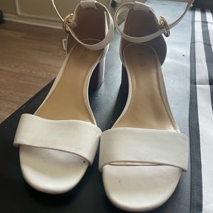WHITE LEATHER MICHAEL KORS HEELS WITH WOOD HEEL!!